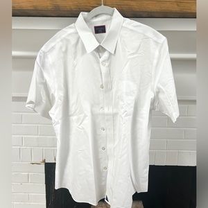 Untuckit brand Mens white short-sleeve button down shirt. EUC. Size XL